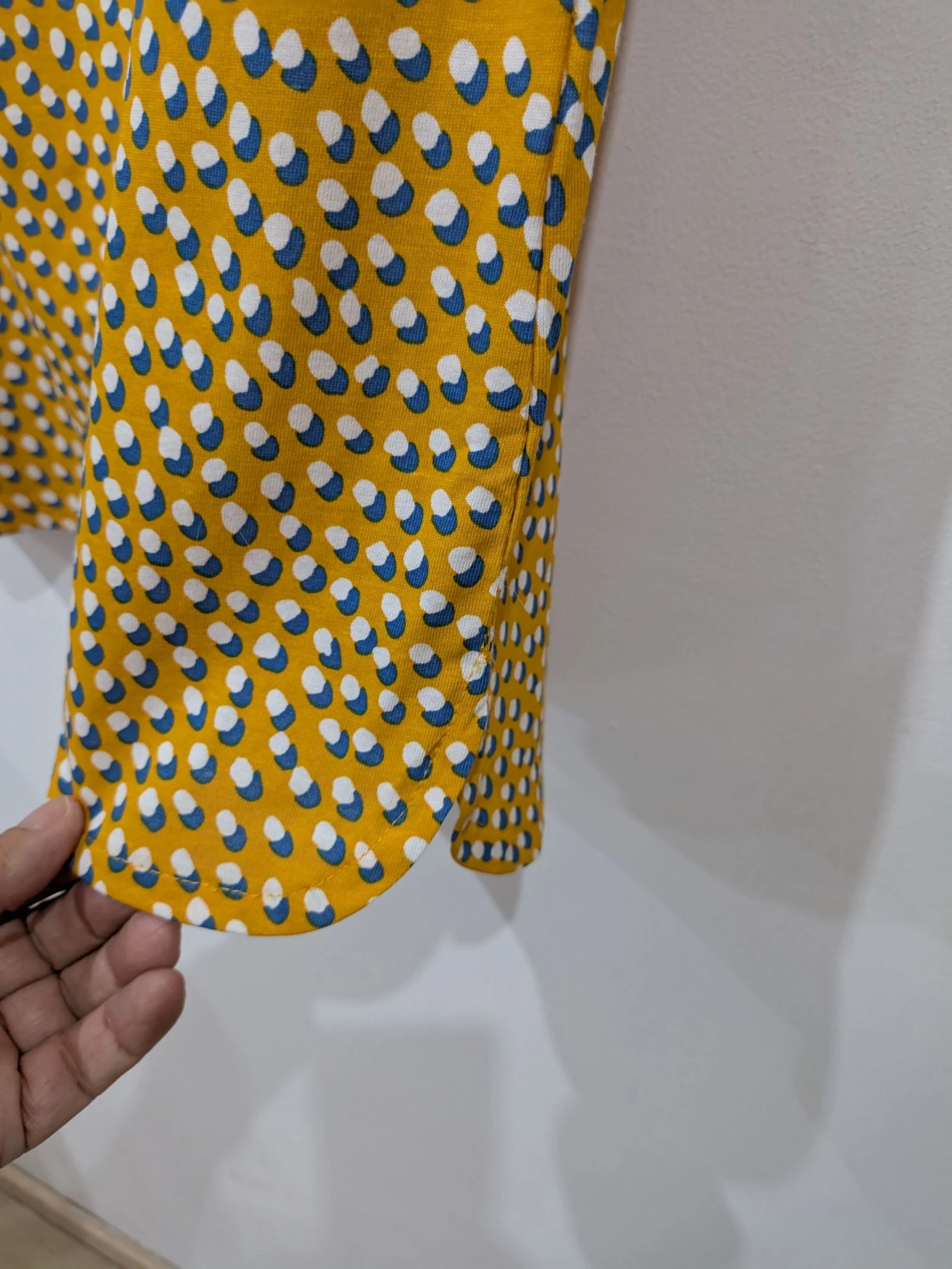 Top sin mangas amarillo mostaza con estampado de lunares. Talla L de Sfera  – photo 2